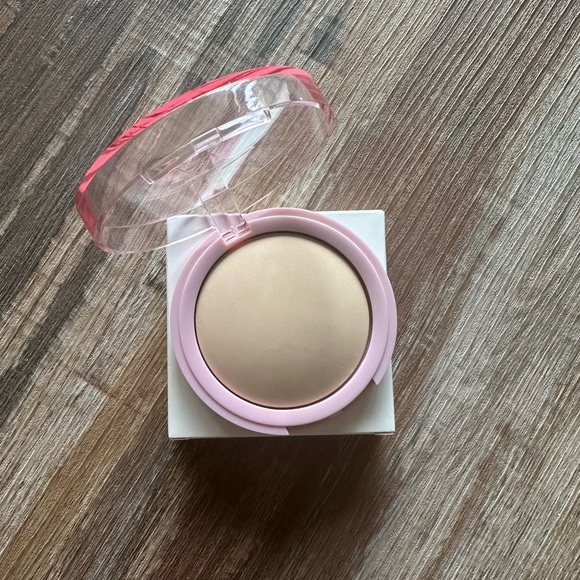 BNIB Heaven Sheer Light Makeup Powder in Light Tan - Picture 2 of 5